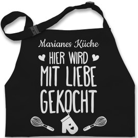 Geschenk mit Namen personalisiert by Shirtracer - Children's Apron for Boys and Girls – Cooking Apron – "Hier wird mit Liebe gekocht mit Name [German Language, 2 Black