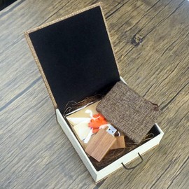 Desuerte 32GB Wooden USB Memory Stick Walnut USB Flash Drive with Cloth Gift Box for Wedding Birthday