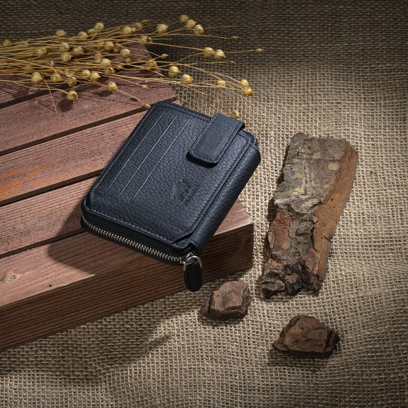 Solo Pelle Genuine Leather Wallet with Magnetic Closure - Space