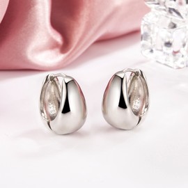 Gold Daisy Earrings for Women Flower Small Hoop Earrings Pearl Bee Huggie Earrings Lightweight Cartilage Huggie Hoops Earrings Jewelry Gifts for Women Girls