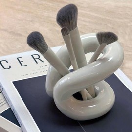 Newmyth - Organizador de soporte para brochas de maquillaje de cerámica blanca con diseño minimalista, cepillos de dientes para decoración de mesa