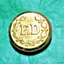 (1) 5/8" SUPERIOR QUALITY "F D" FIRE DEPT GOLD METAL HAT PRONG BUTTON NOS (V39)
