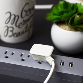 Globe Electric 22811 9-ft Fabric Extension Cord, 3 Polarized Outlets, Right Angle Plug, 125 Volts, White and Silver, Extension Cord with Multiple Outlets, Multi Plug Outlet, Electrical Outlet