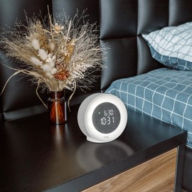 TFA Dostmann Sveglia da comodino luminosa digitale con numeri LED, 60.2047, luce notturna e luce di risveglio, con data, rivestimento in tessuto, alimentazione a rete, con funzione snooze, bianca