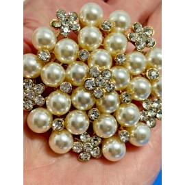 Unbranded Pearl with Rhinestone Flowers Round Gold Brooch   Box included
