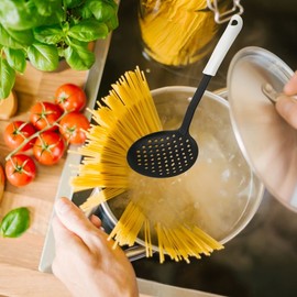 Fackelmann Abseihlöffel 33 cm ARCADALINA, Schaumlöffel mit praktischem Griff, Abseiher mit Funktionsteil aus Kunststoff für beschichtete Töpfe und Pfannen (Farbe: Weiß/Schwarz), Menge: 1 Stück