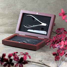 The 5 Piece Manicure Set For Men and Women In The Rosewood Gift Box