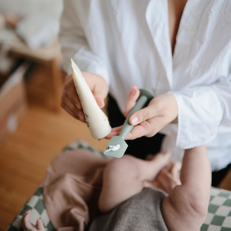 mushie Diaper Cream Applicator Soft Silicone with Suction Base (Dried