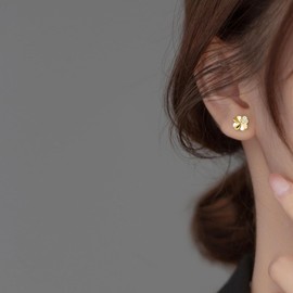 Reffeer Solid 925 Sterling Silver Clover Leaf Stud Earrings Spring for Women Teen Girls CZ Leaf Stud Earrings Helix Piercing Earrings (B-18K Gold)