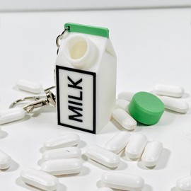 3D Lactose Intolerance Pill Box Milk Carton Shape Keychain Portable Mini Medication Organizer Travel Size Pill Box Screw Lid Suitable For Traveling Everyday Backpack Purse Handbag Use (Vitality Green)