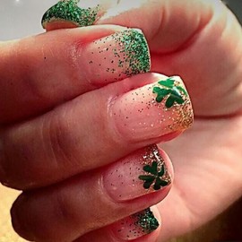 24Pcs Green St. Patrick’s Day Press on Nails Short Square Fake Nails Green Glitter French Tip Glue on Nails Lucky Clover False Nails Full Cover Acrylic Nails St Patricks Artificial Nails for Women