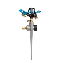PRO Flow Premium Impact Spike Sprinkler for Lawns and Gardens, Heavy-Duty Metal Construction, Brass Nozzle, 3980 ft² Coverage, Adjustable Distance, Quick Connect System, by Garant