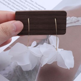 Enautoabs Boho Acrylic Flwoer Drop Earrings Resin Tiered Petal Flower Earrings Large White Flower Earrings Exaggerated Flower Dangle Earrings Flower Floral Earrings Jewelry for Women