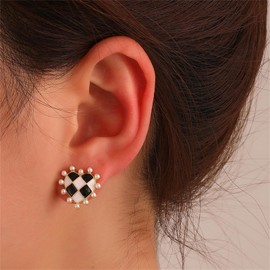 Checker Black White Heart Stud Earrings Gold Plated Vintage Enamel Checkerboard Love Hearts Lattice Simulated Pearl Small Earrings for Women Minimalist Birthday Christmas Party Fashion Jewelry Gifts (Gold)