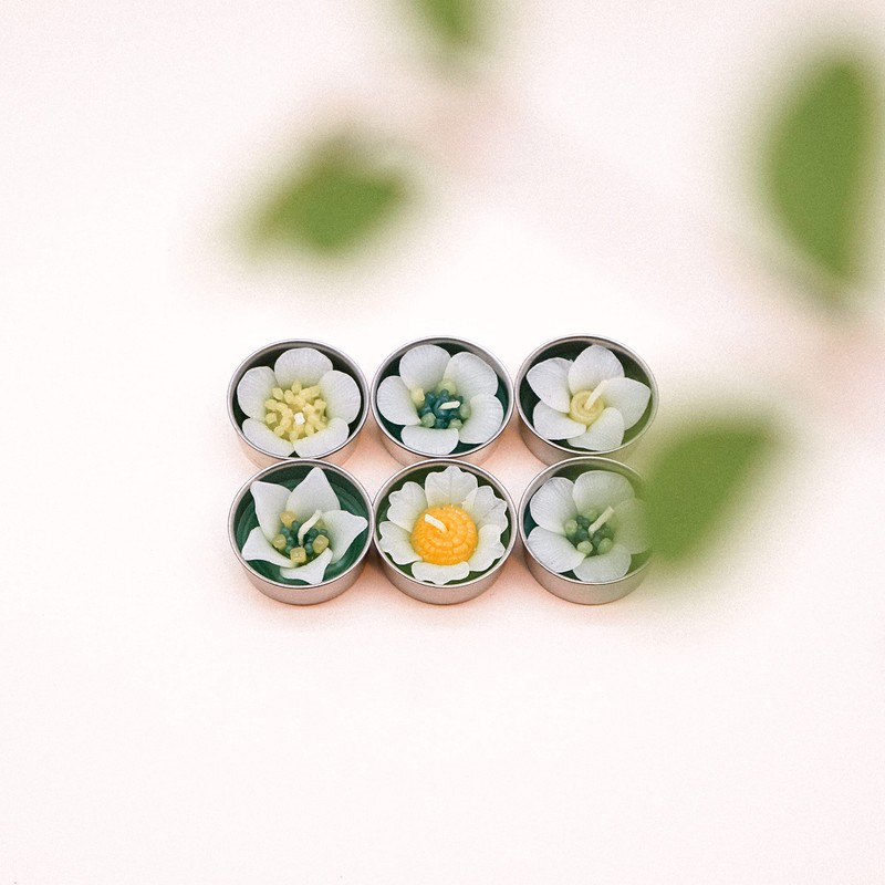 Assorted 8 Handmade White Garden Flower Scented Tealights