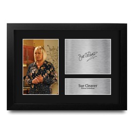 HWC Trading Sue Cleaver Coronation Street Eileen Grimshaw Geschenke Gedrucktes Signiertes Autogramm Foto für Fans von Fernsehshows - A4 Gerahmt