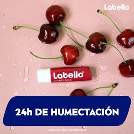 LABELLO Bálsamo labial con color Cereza 4.8g, protector labial con Vitamina E libre de aceites minerales 24 horas de humectación