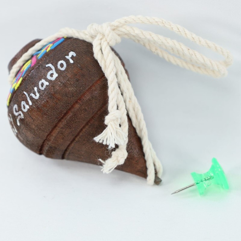 El Salvador Trompo de Madera con pita hand made Wood