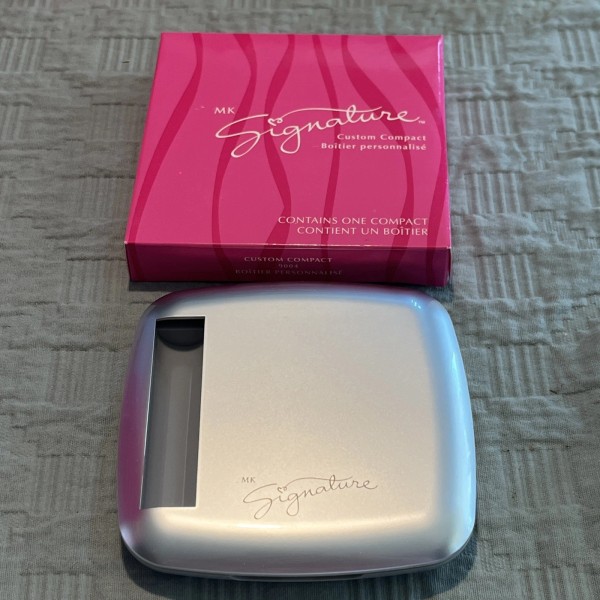 Mary Kay Signature Custom Refillable Compact 9004 New in Box