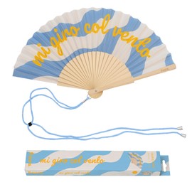 Fisura – Ventaglio originale con messaggio “Col vento”. Accessorio pieghevole in legno blu, ventilatore manuale leggero ideale per estate, spiaggia, vacanze o viaggio. Laccetto incluso 42,5 x 23 cm