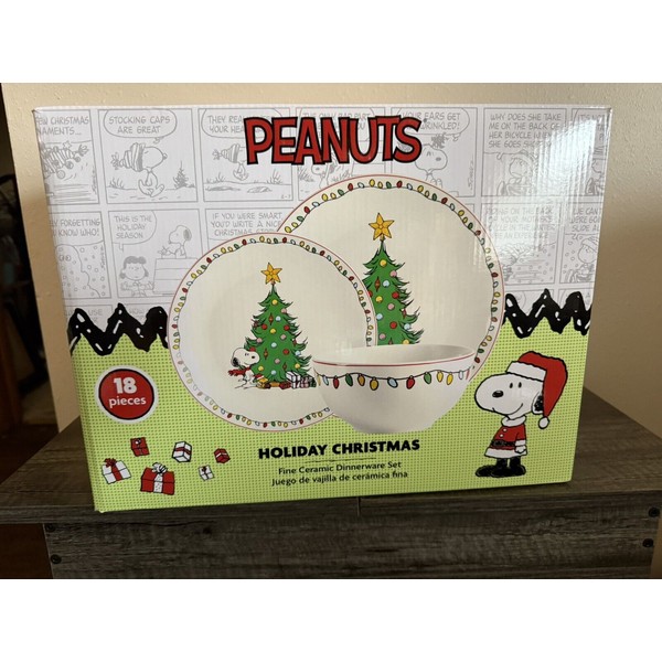PEANUTS SNOOPY CHRISTMAS DINNER SET 18-Piece FINE CERAMIC DINNERWARE SET