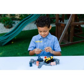 CAT Construction Site Vehicles Children's Toy | Dig N' Build Concrete Playset with 230 g Concrete Mix | Kinetic Sand Construction Sites Sand Toy Set & Gifts from 3 Years