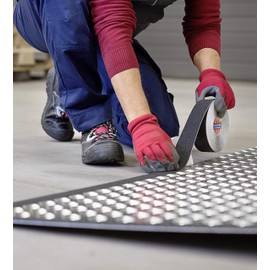 tesa Anti-Rutschband - Rutschfestes Klebeband für innen und außen - Für Treppen, Leitern und glatte Böden - Schwarz - 5 m x 25 mm