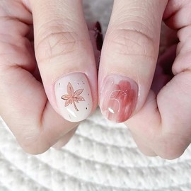 24Pcs Short Press on Nails Cute Maple Leaf Fake Nails Fall Thanksgiving False Nails Glossy Red Acrylic Nails Square Full Cover Stick on Nails for Women Autumn Winter Nail Art Decoration