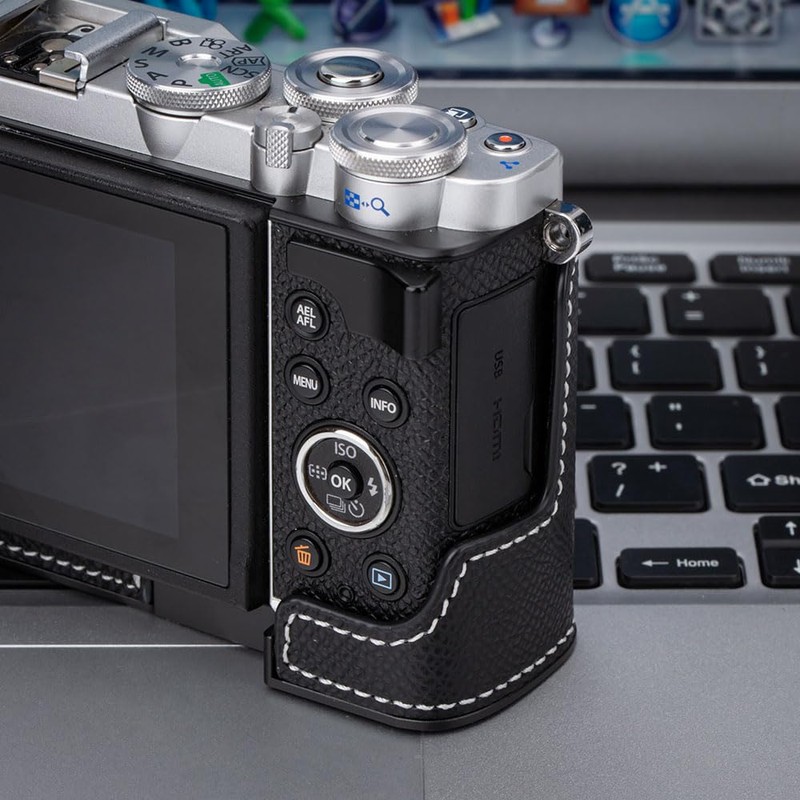 DBZZ E-P7用本革ハーフケース, メタル底板付き OLYMPUS PEN用 ブラック