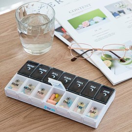 Portabs Pastillero Semanal 2 Tomas Diarias Día y Noche | 14 Compartimentos Desmontables con Cierre Seguro | Blanco y Negro | Portátil y Visual