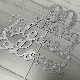 JIEEIN Decoración para tartas de 90 años bendecidos y amados para 90 cumpleaños, decoración de fiesta de aniversario de boda, purpurina plateada de doble cara