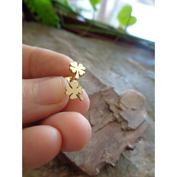 Golden clover leaf lucky stud made of stainless steel. Lucky
