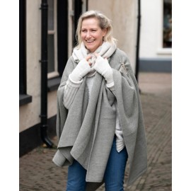 KNIT FACTORY - Jamie Loop Scarf - Knitted Tube Scarf - Autumn & Winter Essentials - Timeless Fashion Accessory - For Men and Women - Knitted Scarf with Wool, beige