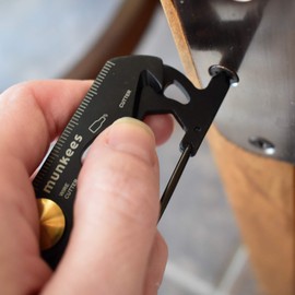 munkees Multi-Tool 13-in-1 Black Line IV, Multifunktionswerkzeug, Karabiner, Flaschenöffner, Edelstahl 2534