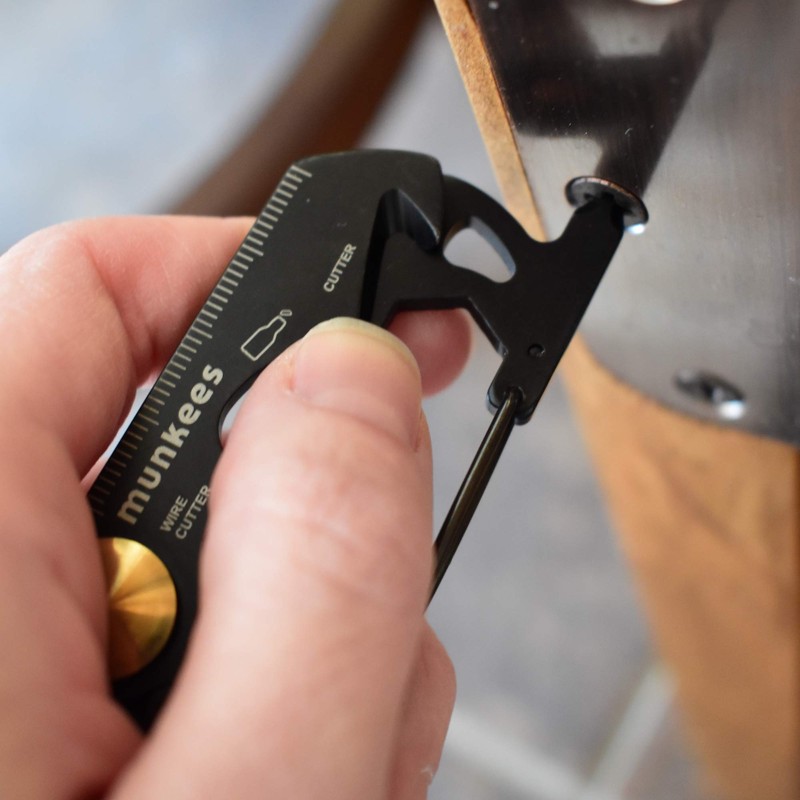 munkees Multi-Tool 13-in-1 Black Line IV, Multifunktionswerkzeug, Karabiner, Flaschenöffner, Edelstahl