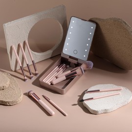 Set de viaje de brochas de maquillaje: 14 brochas de cerdas suaves espejo, luz LED y estuche portátil