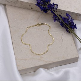 Carissima Gold Women's 9 ct Yellow Gold Hollow 1.9 mm Diamond Cut Figaro Chain Bracelet of Length 18 cm/7 Inch