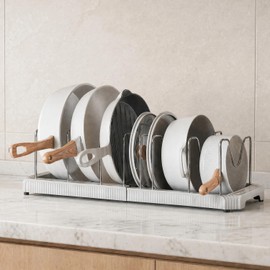 Organizador Expandible para Ollas y Sartenes con 7 Divisiones Ajustables, Soporte de Acero Inoxidable y Base Plástica, Estante Porta Tapas para Alacena de Cocina, Ahorro de Espacio (Blanco)
