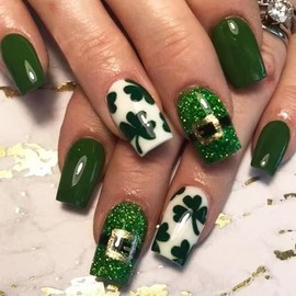 24Pcs St.Patrick's Fake Nails Dark Green Press on Nails Short Square False Nails with Shamrock Design Green Glitter Acrylic Nails Stick on Nails for Women Girls St.Patrick's Day Party Parade Nail Art