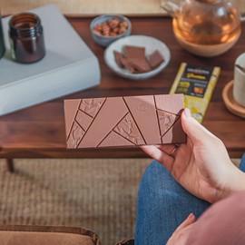 Valrhona Milk Chocolate JIVARA 40% Cacao Tasting Bar - Gourmet French Chocolate, Caramel & Vanilla. The Darkest Milk Chocolate for Baking & Frostings, Sauces, Silky Cakes, Candies. 70g. (Pack of 3)