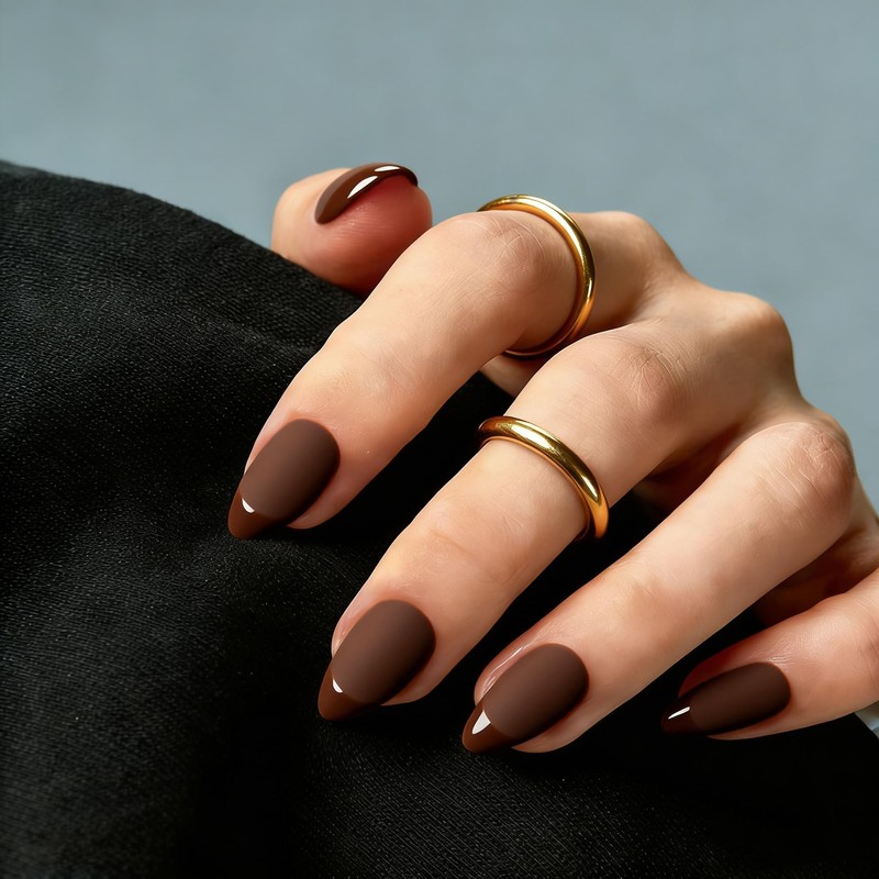 Uñas postizas almendradas con punta francesa mate corta, uñas postizas