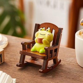 Miniature Frog Figurine with Wooden Rocking Chair – Cute Statue for Desk, Shelf & Home Décor – Shelf or Desk Ornament – Funny Frog Gift for Collectors, Animal Lovers & Unique Decor