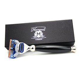 5-Edge schwarzer Rasierer für Männer beim Rasieren