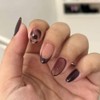 Uñas postizas de color marrón oscuro con punta francesa y