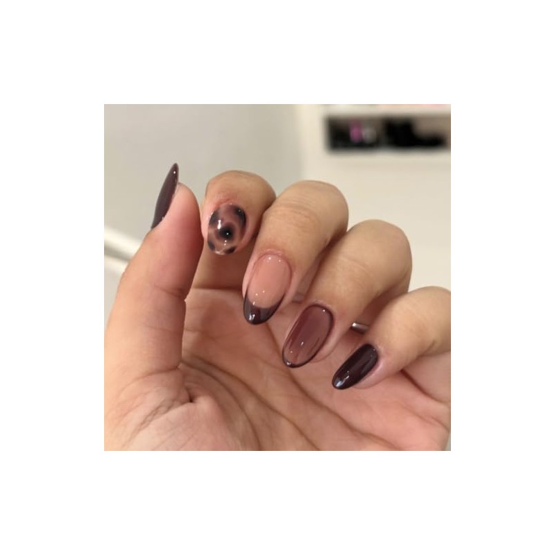 Uñas postizas de color marrón oscuro con punta francesa y