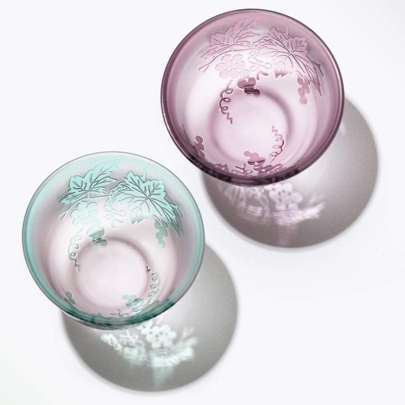 Taikero Kobo TB3002/3402 Engraved Dream Pattern Grape Crest Guinomi Pair