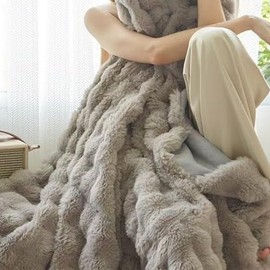Faux Fur Throw Blanket for Couch, Fuzzy Soft Plush Thick 350 GSM Bubble Blanket for Couch Sofa Chair Bedroom Living Room, 78 * 90 Inches Gray