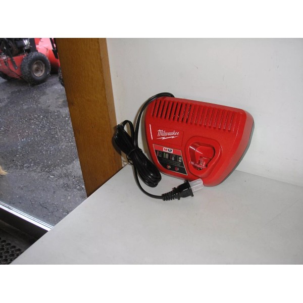 MILWAUKEE NEW GENUINE MILWAUKEE 48-59-2401 12V M12 BATTERY CHARGER