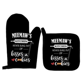 Qeheb Meemaw Grandma Oven Mitts and Pot Holders Sets, Meemaw Gifts, Meemaw's Kitchen Never Runs Out of Kisses on Cookies Oven Mitts, Black Grandma Gifts Over Mittens for Kitchen Decor