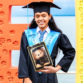 ZJoey - Oso con gorra de graduación, juguetes de clase de 2024 de peluche de peluche con oso de peluche y gorro de graduación con tarjeta de felicitación y bolsa para regalo de día de graduación (oso